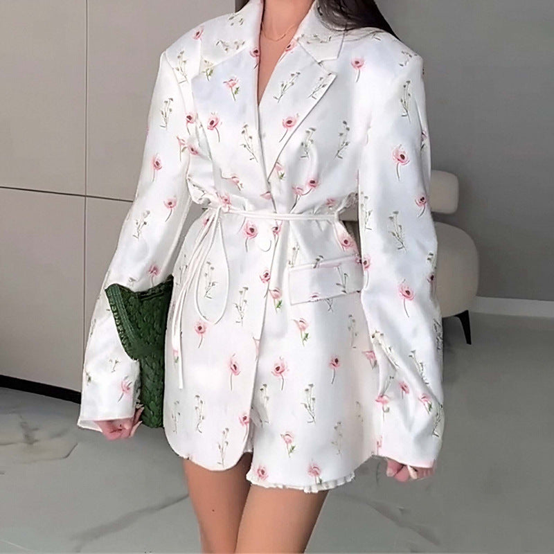 Oversized belted blazer with puff sleeves ¨C Modern and sophisticated elegance